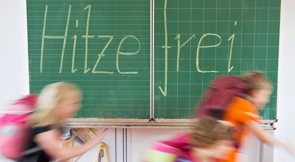 Hitzefrei wird in Deutschland nicht einheitlich gehandhabt. Als Robert Bosse die Regelung 1892 auf den Weg brachte, hatte er eine Verbesserung der Situation in den Schulen im Sinn.