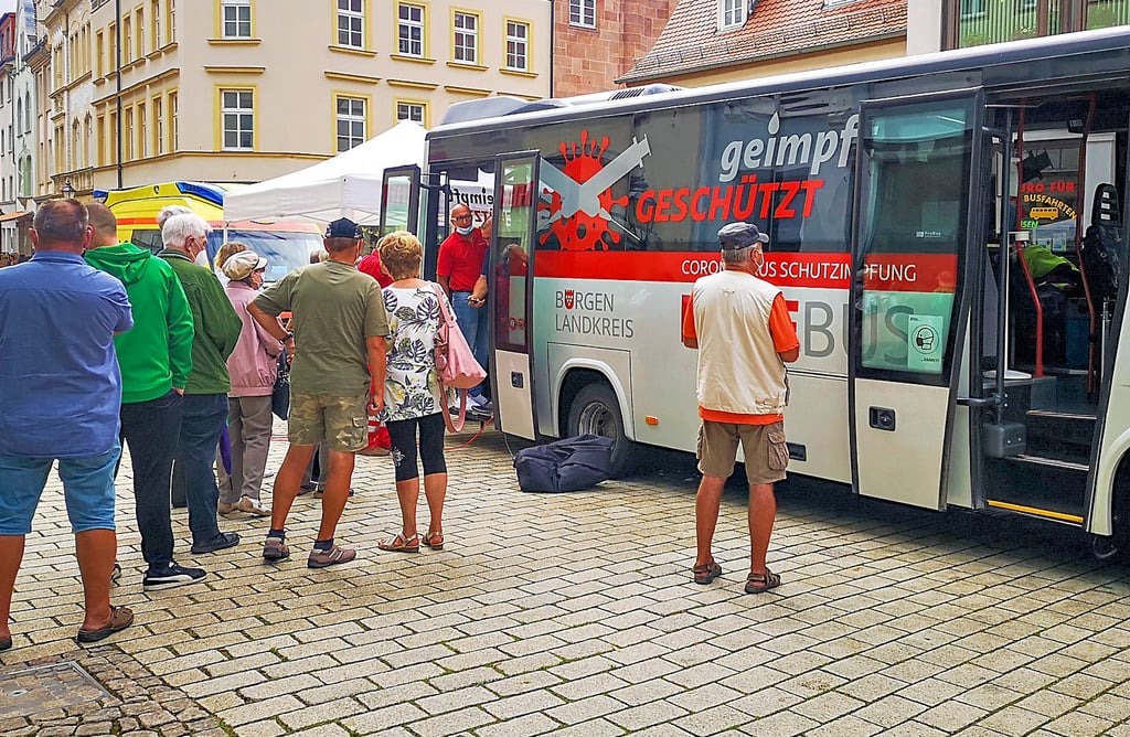 Kaum steht der Impfbus auf dem Roßmarkt, gibt es eine Schlange.