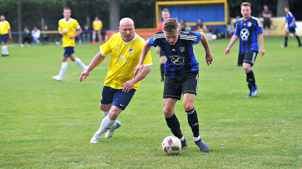 Hannes Heuer (rechts) sorgte in den Reihen von GermaniaTangerhütte für viel Wirbel auf seiner linken Seite. Die Tangerstädter führten beim Testspiel in Goldbeck 3:0, schluckten dann drei Gegentreffer und gewannen am Ende 4:3.