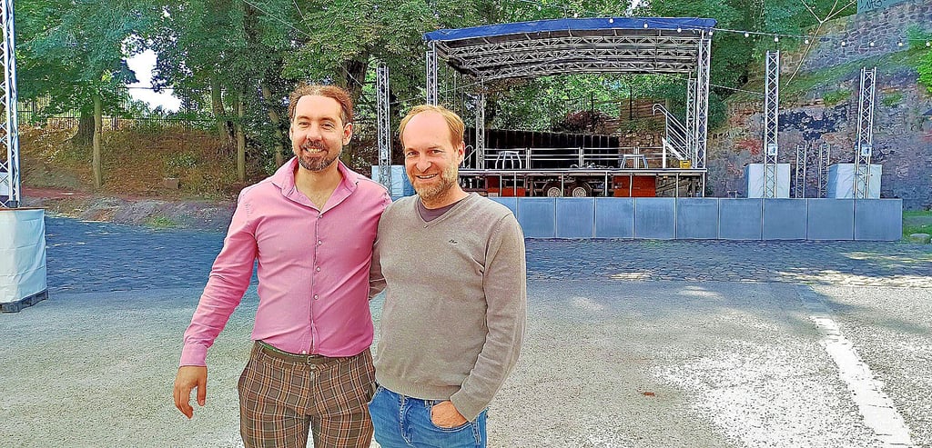 Christian Szibor hier mit Matias Tosi: Der Chef der Festung Mark hat mit seinem Team ein neues Bühnenkonzept entworfen. Matias Tosi wird es mit einer Musical-Gala als Erstes testen.