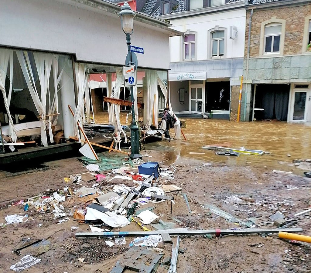 Die Scheiben der Wohn- und Geschäftshäuser wurden eingedrückt. Wasser konnte ungehindert eindringen.