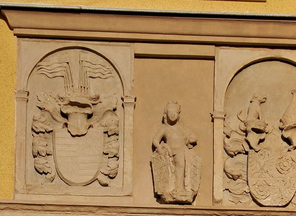 Das schön sanierte Portal der alten Grafenburg, deren Reste sich auf der Nordseite des Schlossareals befinden.