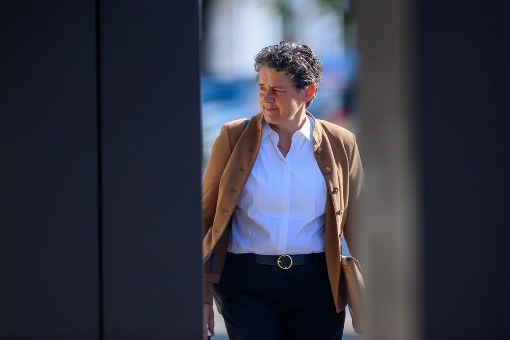 Lydia Hüskens, Vorsitzende der FDP Sachsen-Anhalt, geht durch die Innenstadt.
