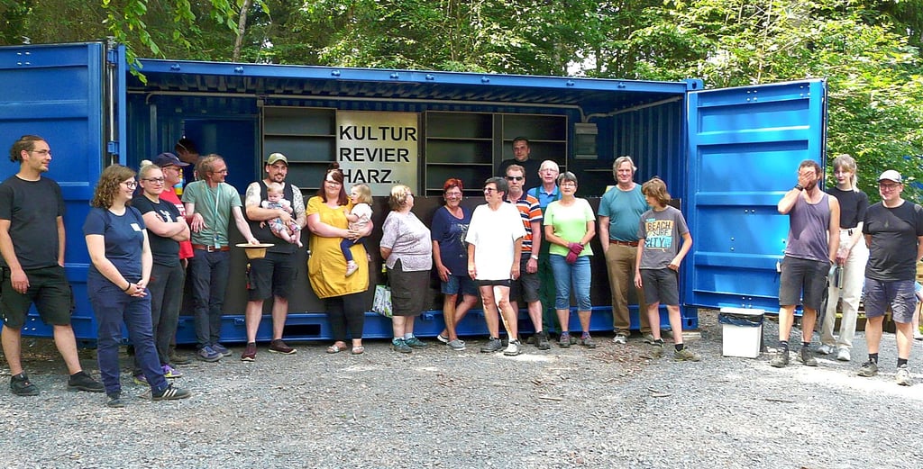Die Mitglieder des Vereins Kulturrevier Harz haben einen Arbeitseinsatz absolviert. Dabei wurden das Umfeld von Unkraut und Unrat befreit, die Container eingerichtet und die Technik installiert.