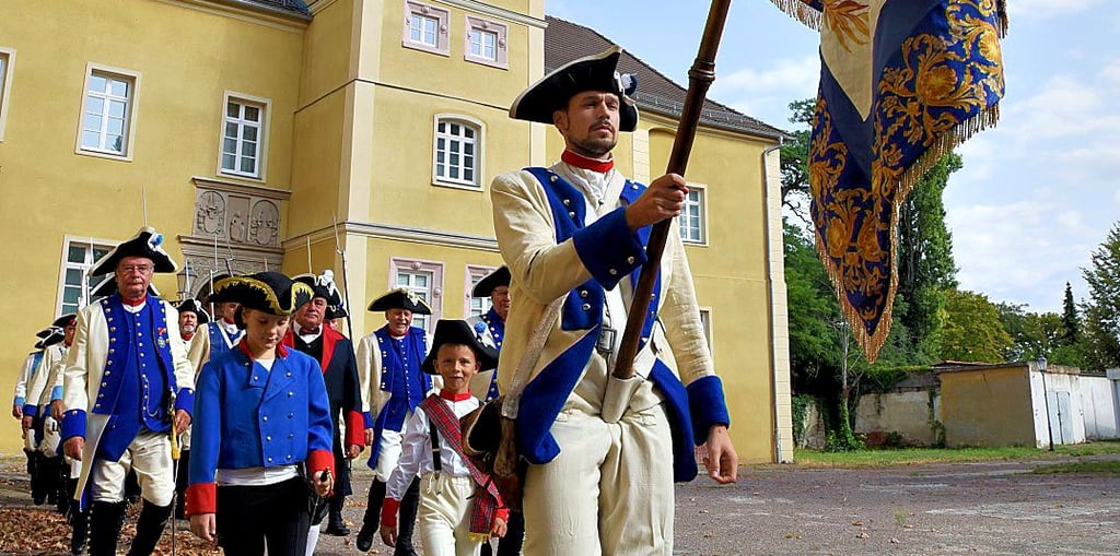 Ende August marschieren die Herzog-Heinrich-Schützen im Schloss auf.
