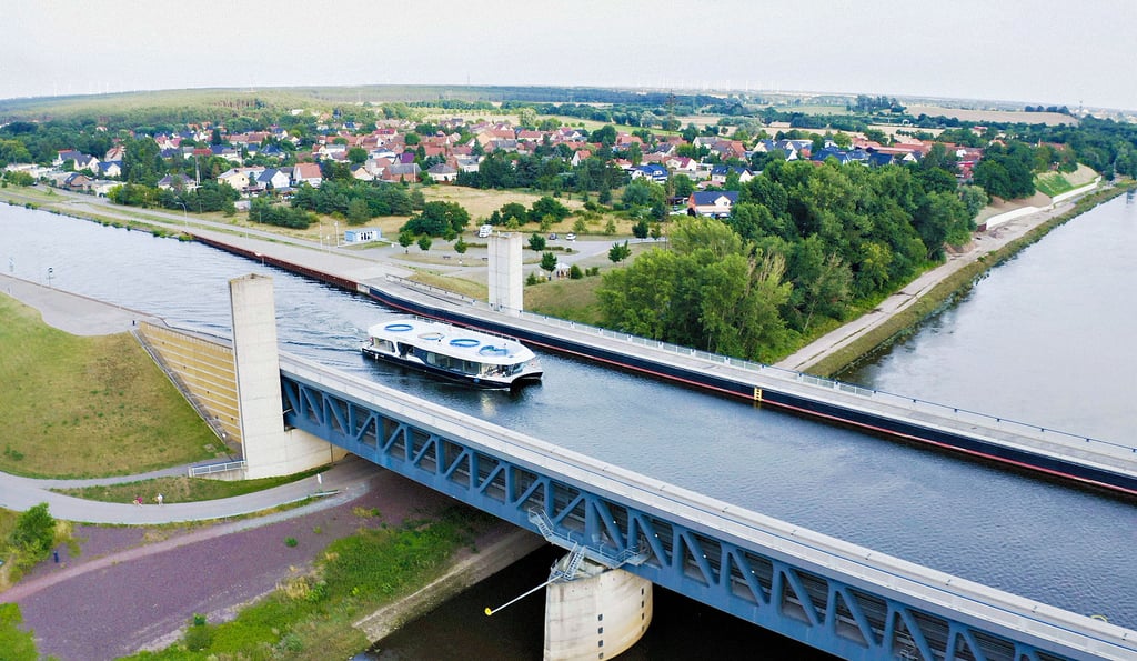 Die „Marie D'Bohemia“ überquert auf ihrem Weg durch Magdeburg und nach Prag die Trogbrücke des Wasserstraßenkreuzes über die Elbe. Das in Neuderben neu gebaute Schiff wird auf der Moldau bis zu 250 Passagiere gleichzeitig aufnehmen können.