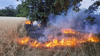 Auf einem Stoppelfeld in Altenplathow, brannte es am Montagabend. 