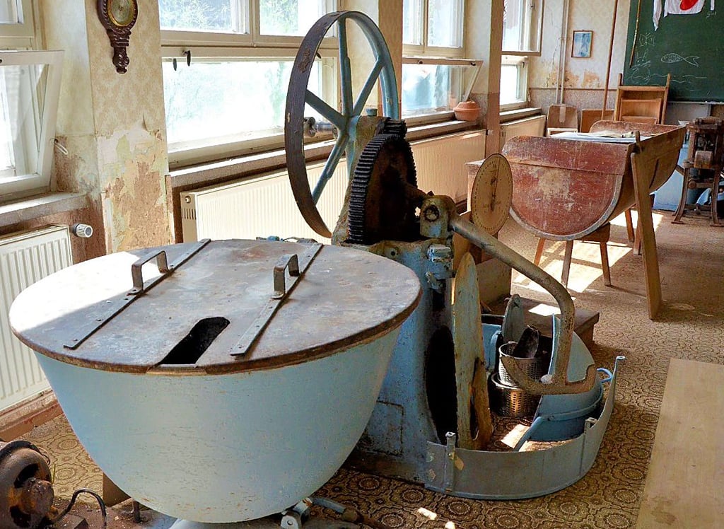 Die historischen Bäckereigerätschaften sind alle noch einsatzfähig, wie diese große Teigrührmaschine (von vorn), eine Waage und ein Backtrog.