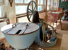 Die historischen Bäckereigerätschaften sind alle noch einsatzfähig, wie  diese große Teigrührmaschine (von vorn), eine Waage und ein Backtrog.