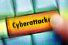 Computertaste mit der Aufschrift „Cyberattacke“