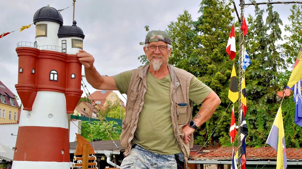 Im Garten von Günter Schulz erinnert nicht nur ein großer Flaggenmast an dessen Zeit als Matrose, sondern auch ein Leuchtturm, der am Abend leuchtet.