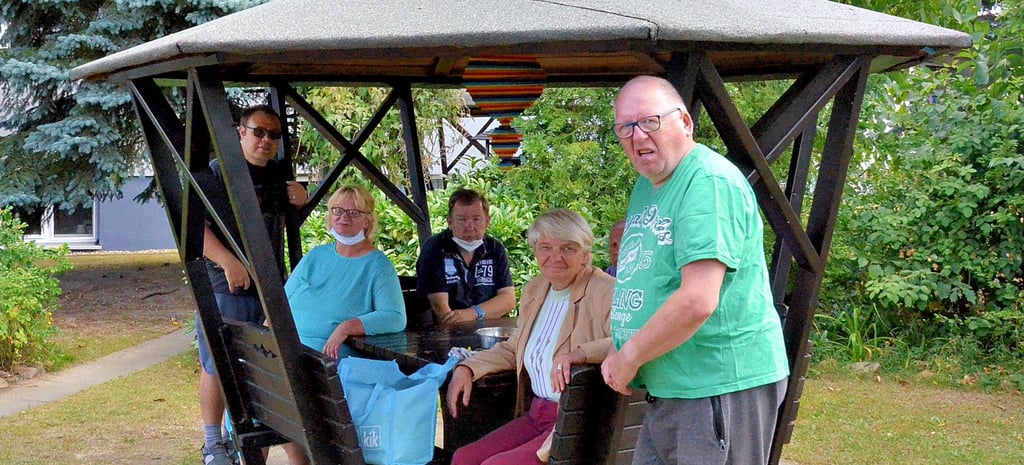 Steffen Schulz, Brunhild Engelmann, Ronny Marschler, Monika Pesel, Michael Rütz und Reinhaud Kausch (von links) freuen sich, nach elf Wochen wieder in ihrem gewohnten Umfeld zu sein.