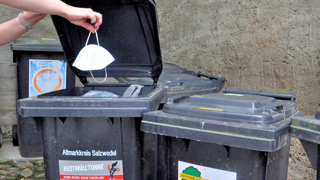 Wohin mit den gebrauchten Masken? Sie gehören in die Restmülltonne und nicht in die gelben Säcke. Darauf hat auf Volksstimme-Anfrage die zuständige Entsorgungsfirma hingewiesen.