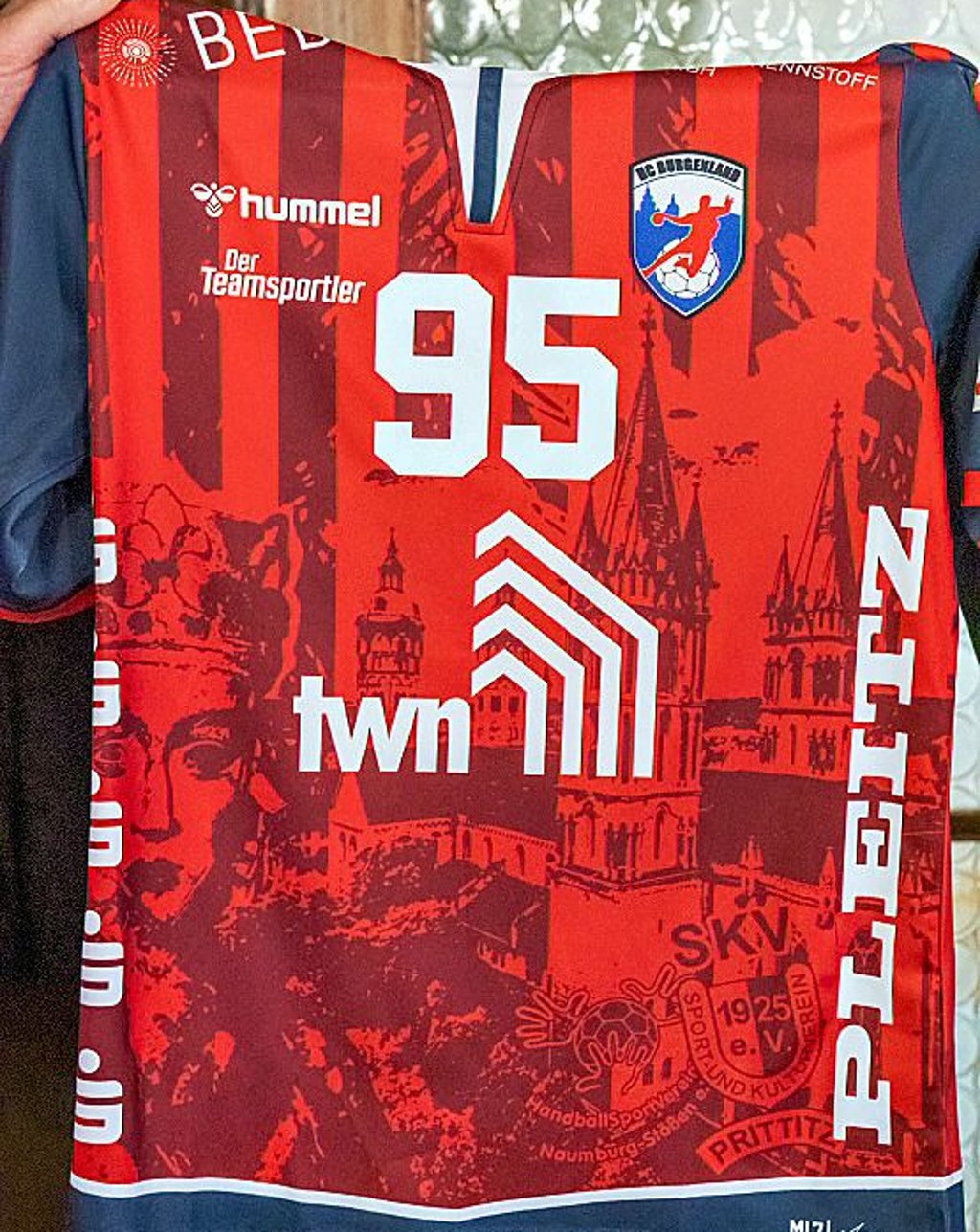 Das neue Heimtrikot des HCB - ein Exemplar wird derzeit verlost.