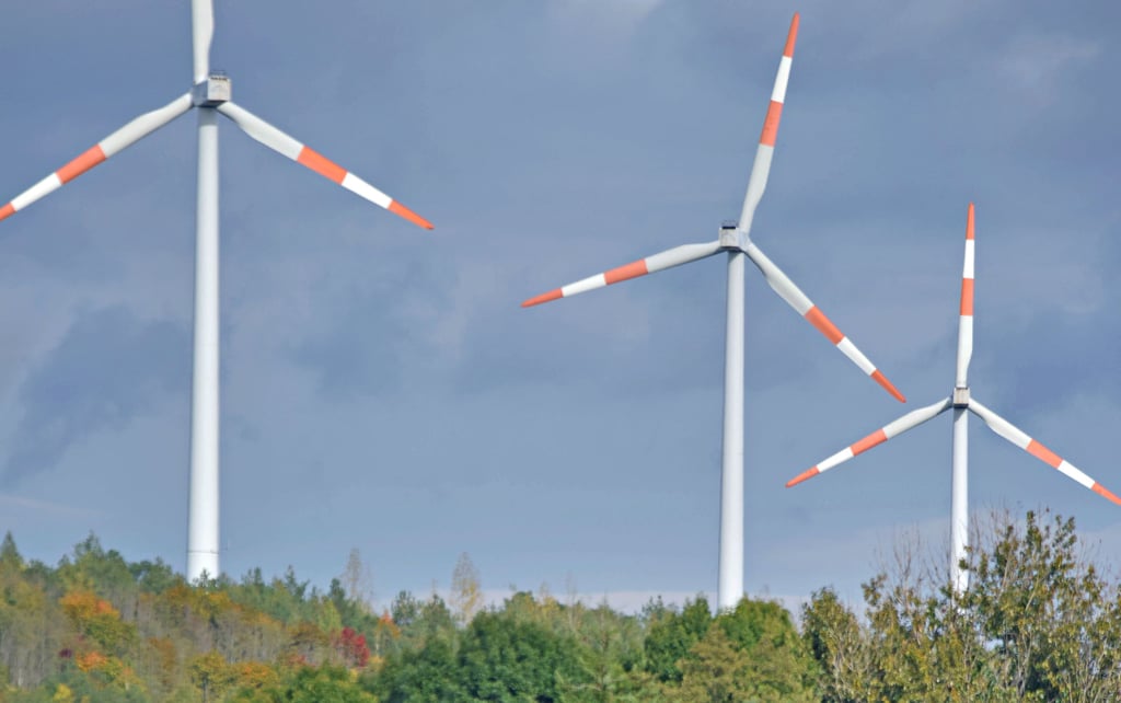 Windräder stehen auf der Hochkippe Zschornewitz.