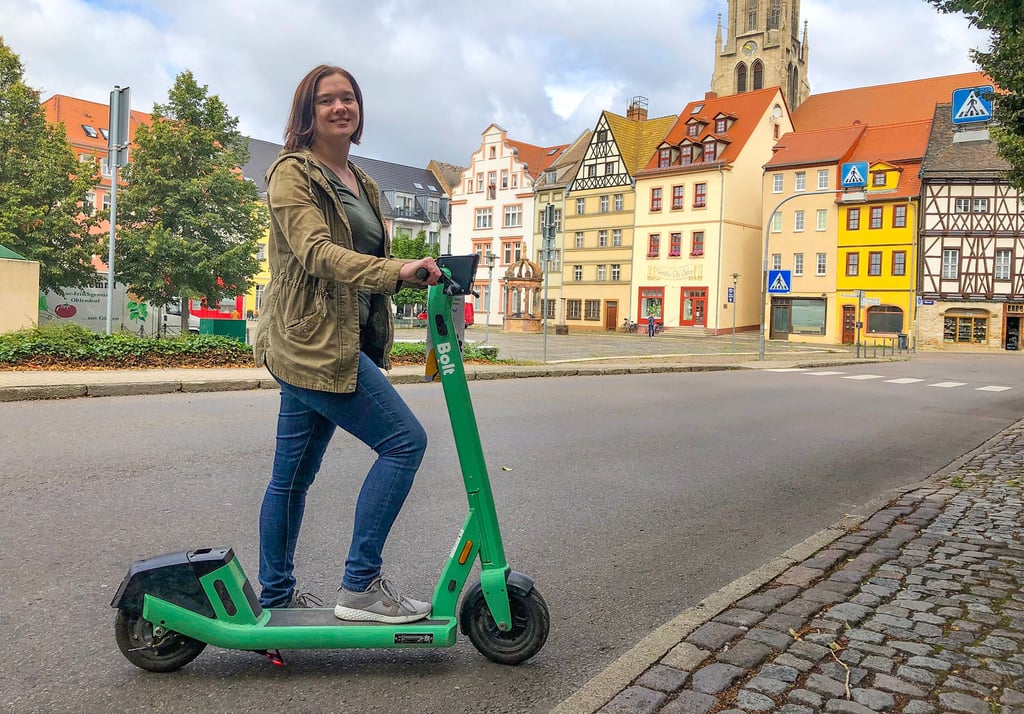 Marie-Christin Propf, Gebietsleiterin bei Bolt, zeigt schon mal einen der E-Scooter, die ab September in der Stadt ausgeliehen werden können.