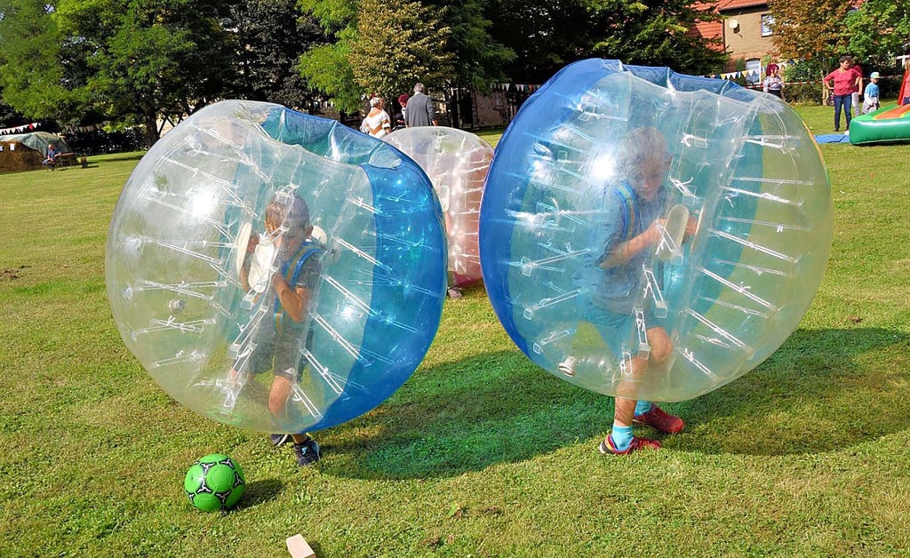 Fußball im Fußball - die Kinder haben ihren Spaß.