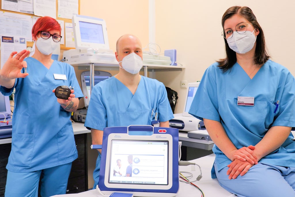 Dr. Matthias Heister leitet die Defibrillator-Sprechstunde. Dabei unterstützen ihn die Schwestern Sandy (links) und Kristin.