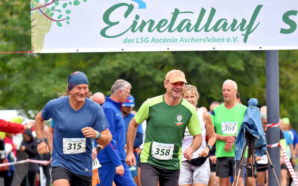 Knapp 400 Teilnehmerinnen und Teilnehmer waren bei der Premiere des Einetal-Laufs mit Start und Ziel auf der Herrenbreite dabei.