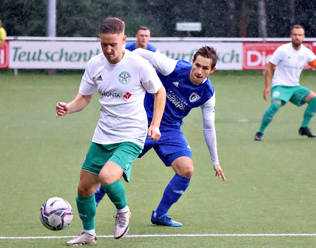 Jonas Körtge (weiß) und Amsdorf entführten die Punkte aus Dölau.