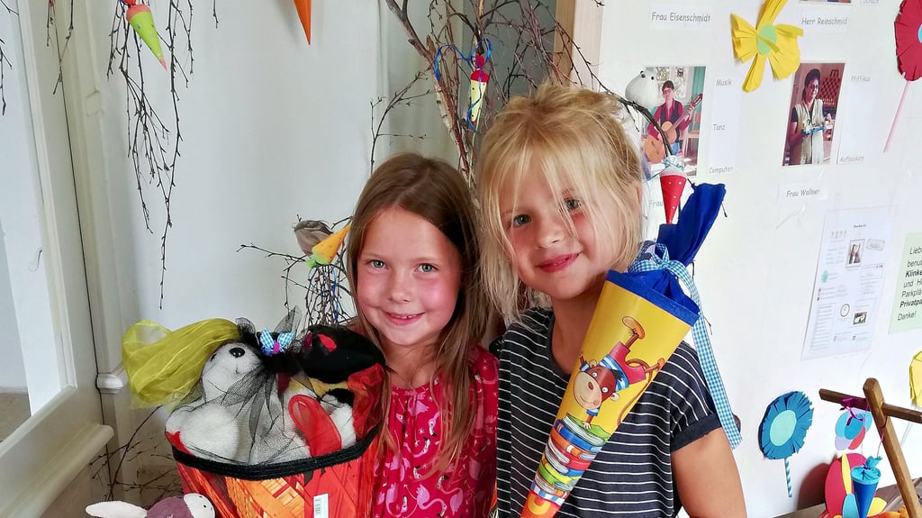 Vorfreude auf das neue Schuljahr: Emma Blumenroth (rechts) und Finnya Charlotte Jendrosch.