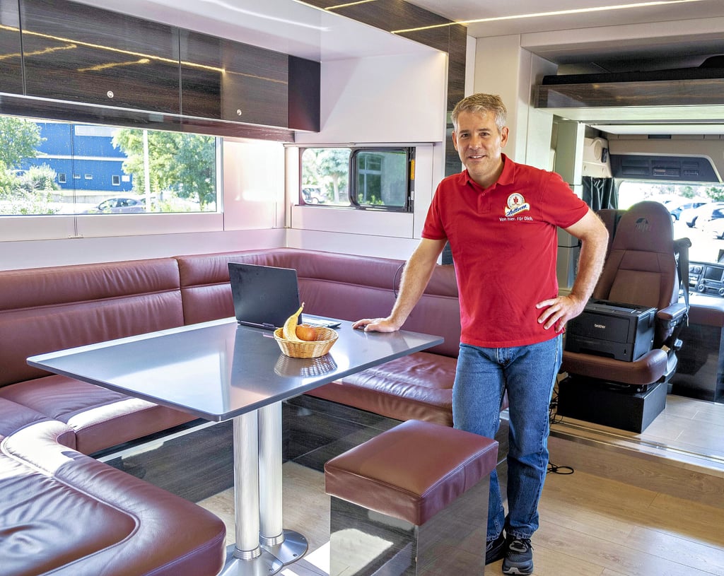 Hinter dem Fahrerhaus befindet sich ein Sofa mit Tisch, den Firmenchef Darren Ehlert zum Essen und teilweise auch zum Arbeiten nutzt.