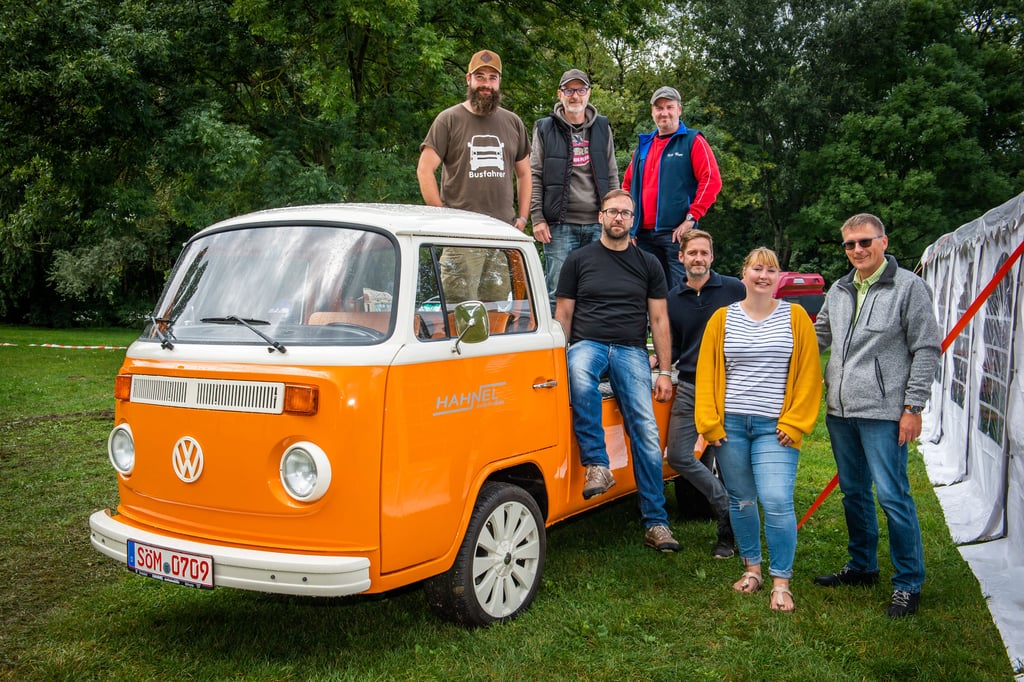 Gruppenbild mit Dehler: das Orga-Team mit Robert Wiedemann (v.l. Bad Kösen), Eric Popp aus Hof, Martin Warnke aus Leipzig, Kai Nepo aus Königsbrunn bei Augsburg , Christian Hahnel aus Buttstädt, Nina Müller aus Bad Kösen und Andreas Meiser (v.l.) aus Braunschweig
