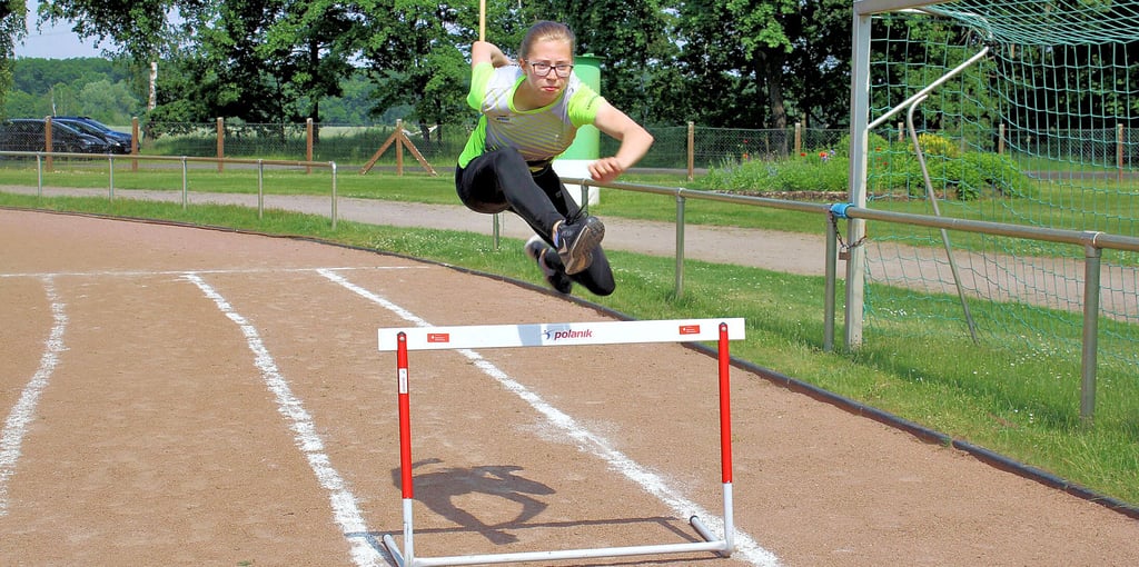 Emilie Niendorf ist mitten im Sprung.
