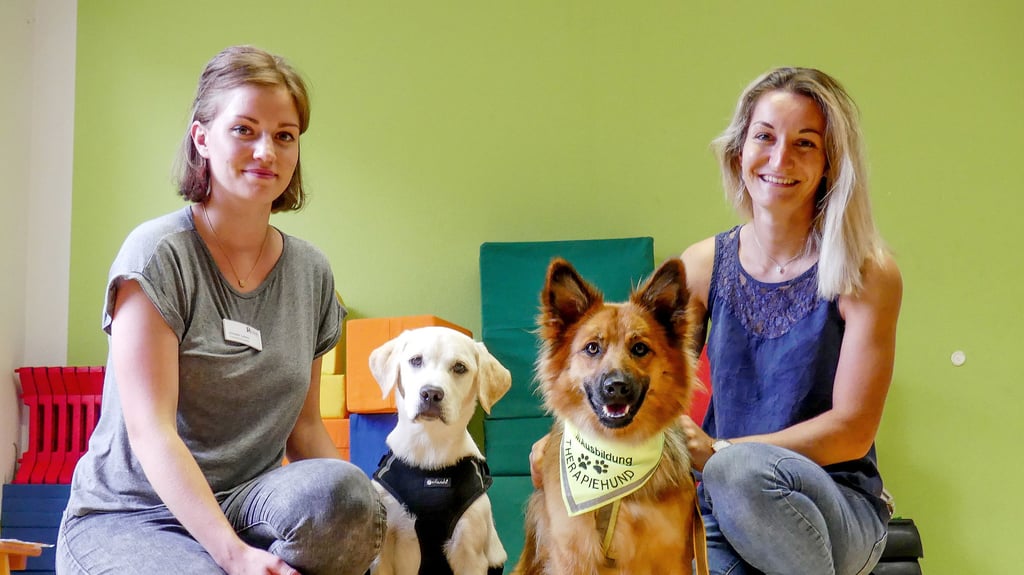 Christin Lorenz mit Hope und Miriam Päcker mit Fine helfen jungen Patienten in der Kinder- und Jugendpsychiatrie.