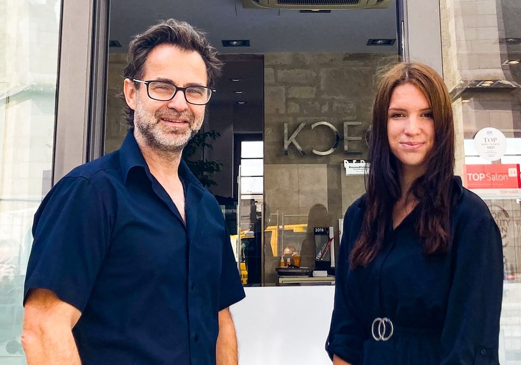 Praktikantin Sarah Reinhold und Friseur Jens Koegel an der Oleariusstraße.