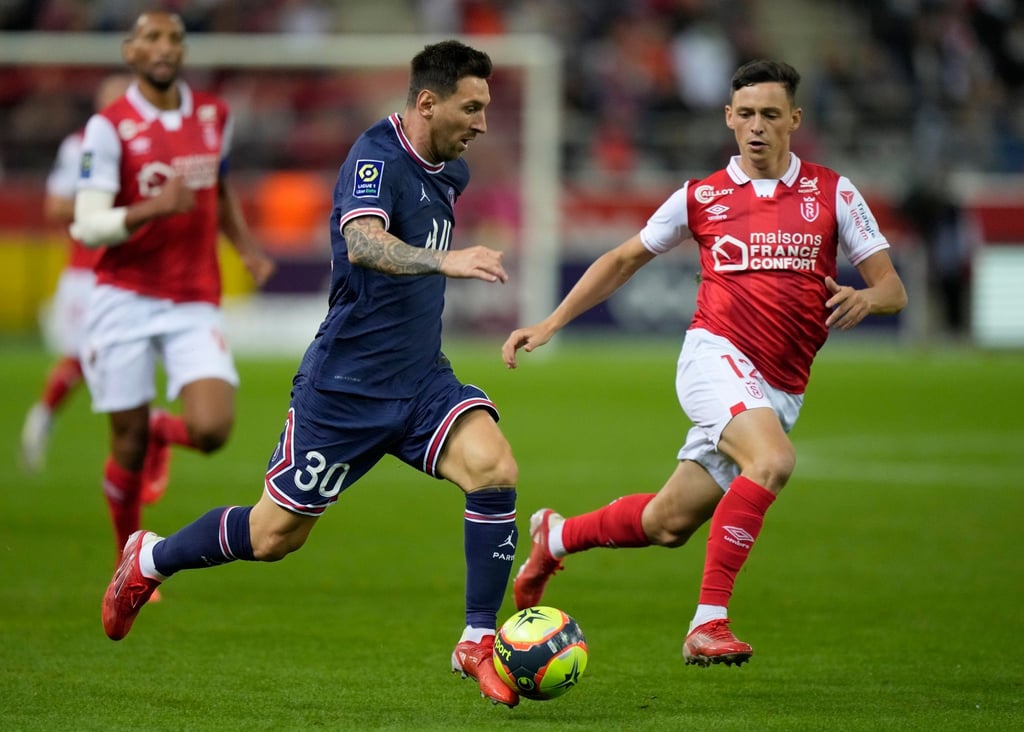 Lionel Messi (M.) spielte unauffällig für PSG.