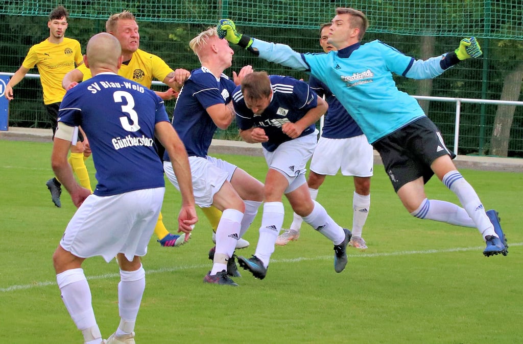 Turbulente Strafraumszenen, wie hier vor dem Gästetor, gab es im Landesliga-Duell zwischen Stedten und Günthersdorf jede Menge.