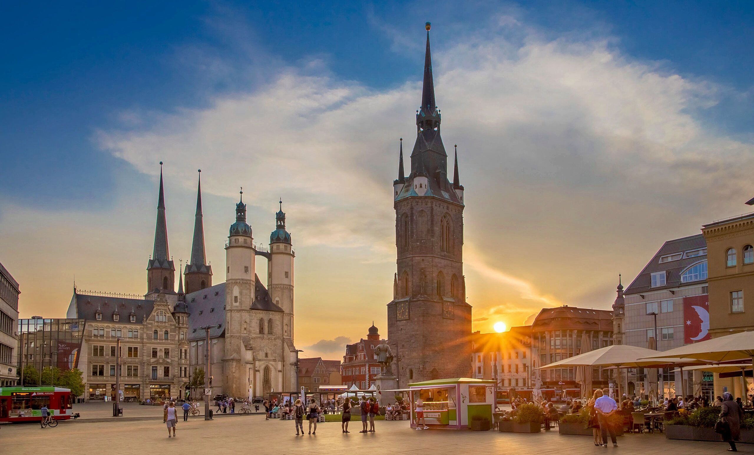 Der Markt in Halle wird während der Einheits-Expo zum Dreh- und Angelpunkt. Hier präsentiert sich auch die Stadt.