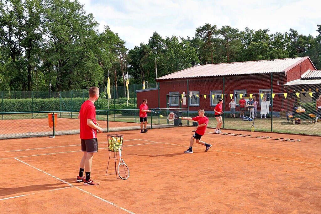Aus Anlass der feierlichen Übergabe der Tennisplätze vom TC Jessen präsentierte der Nachwuchs Trainingseinheiten.