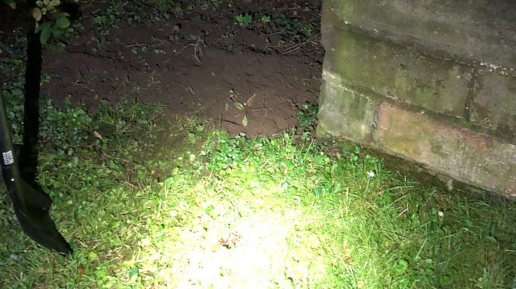 Ein kleines Grab wurde anscheinend von einer älteren Däme neben der evangelischen Kirche in Wolmirstedt ausgehoben.