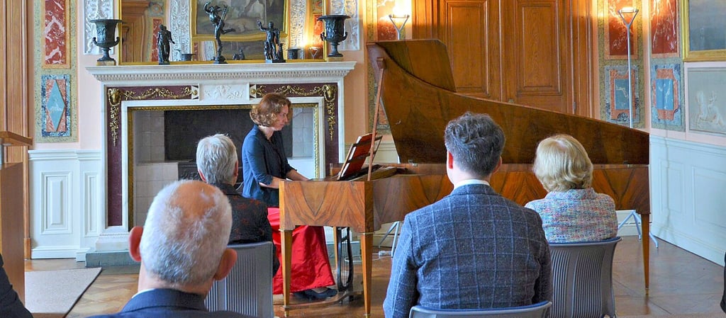 Cornelia Osterwald hat während der kleinen Festzeremonie am historischen Hammerflügel im Schloss Wörlitz Beethoven und Mozart gespielt.