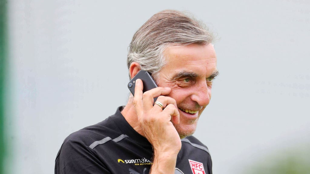 HFC-Sportchef Ralf MInge hat in den letzten Wochen viel Zeit am Telefon verbracht.
