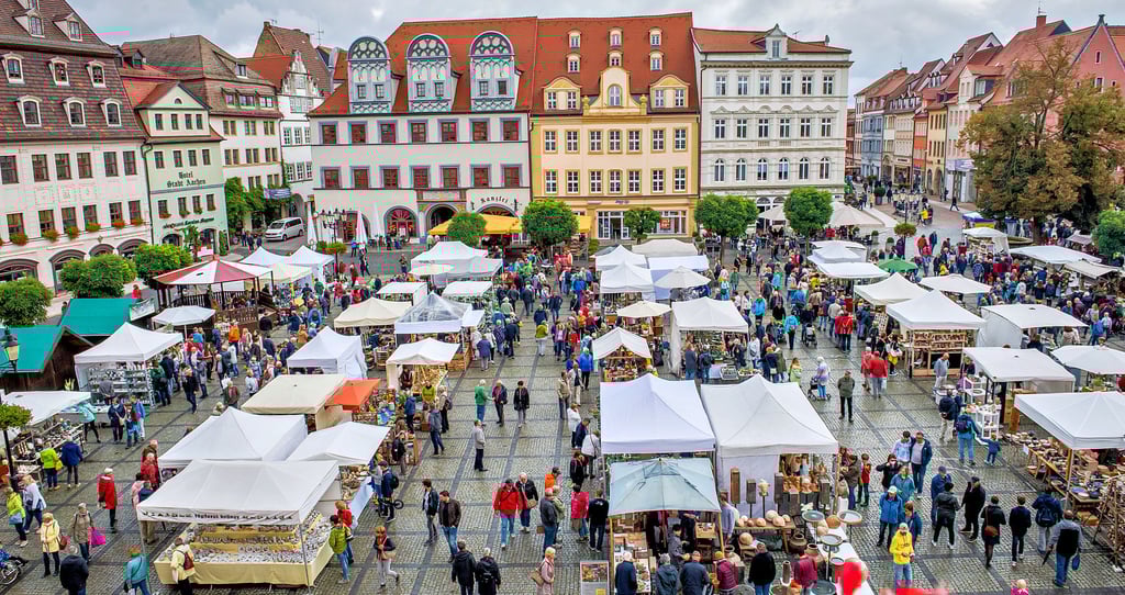 Blick auf den Töpfermarkt: Rund 70 Vertreter ihrer Zunft sind zur mittlerweile 30. Ausgabe nach Naumburg gekommen.
