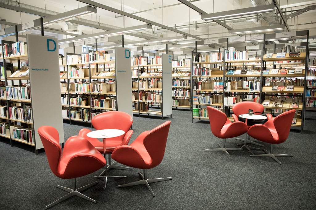 Blick in eine Abteilung der Zentralbibliothek der Bücherhallen Hamburg am Hühnerposten.