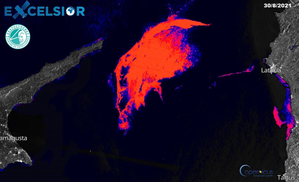 Das Satellitenbild zeigt in Rot den Ölteppich zwischen Syrien (r) und Zypern (l) (Bestmögliche Bildqualität).