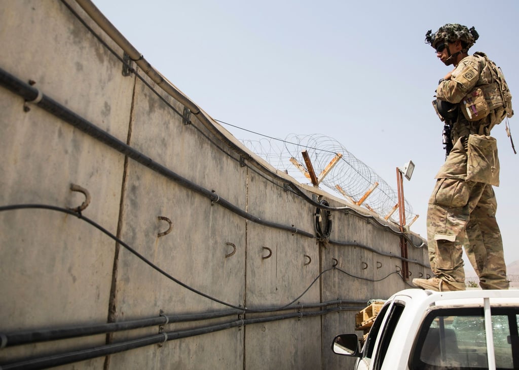 Ein Fallschirmjäger des US-Militärs unterstüzt die Sicherheitsmaßnahmen am Hamid Karzai International Airport. Die USA haben den Militäreinsatz in Afghanistan nach fast 20 Jahren beendet.