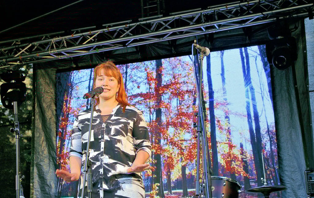 Inke Sommerlang moderiert den Abend in Coswig.