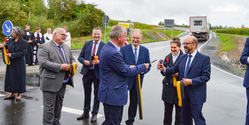 Im Beisein von Ministerpräsident Reiner Haseloff (3 v.r.) wurde die neue Verbindungsstraße am Montag in Hohenmölsen offiziell eingeweiht.