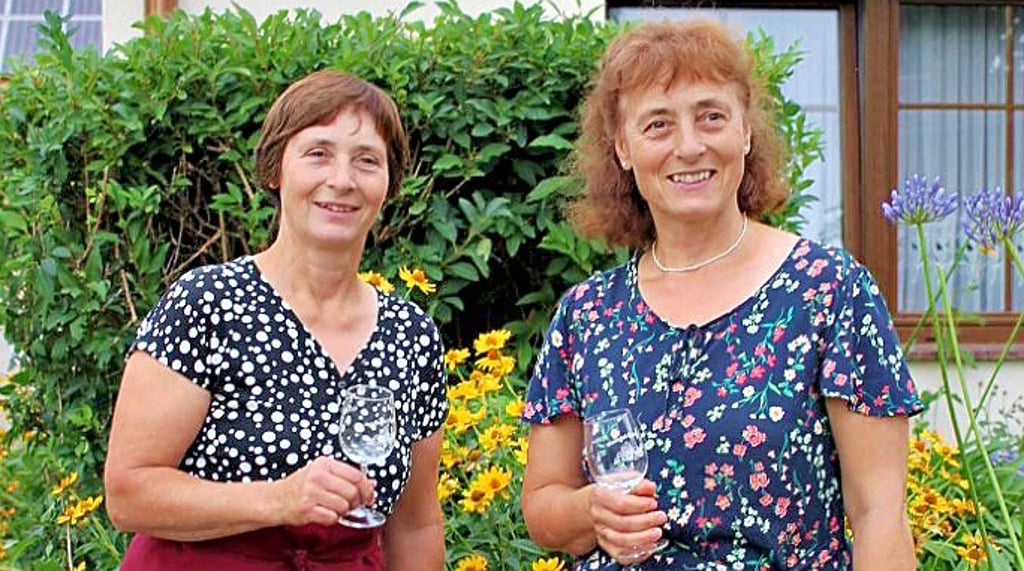 Sehen sich zwar ähnlich, sind aber nicht zu verwechseln: Beate Trittin und ihre Schwester Sabine Olojede: Die 3. Jessener Weinprinzessin wohnt in Westdeutschland und hat beruflich nichts mit Wein zu tun.
