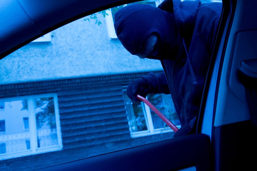 Ungebetener Gast: Um Einbrechern und Dieben das Leben zu erschweren, bietet sich im Auto die Installation einer mobilen Alarmanlage an.