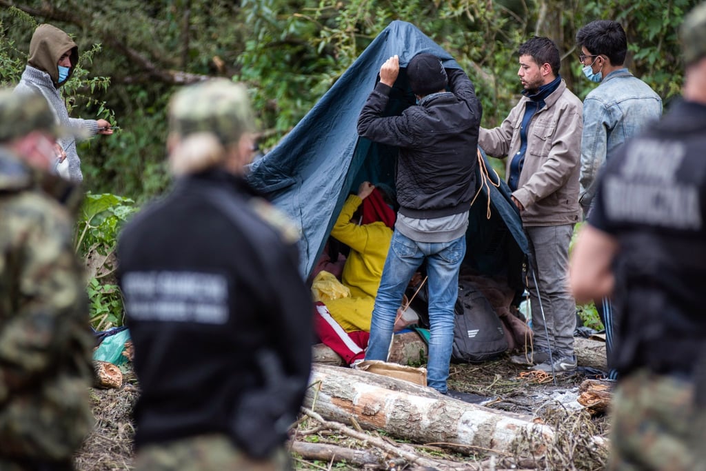 Afghanische Flüchtlinge bauen in einem behelfsmäßigen Lager an der Grenze zwischen Polen und Belarus Zelte auf.
