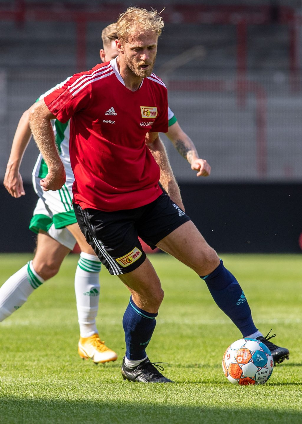 Sebastian Griesbeck von Union Berlin spielt den Ball.