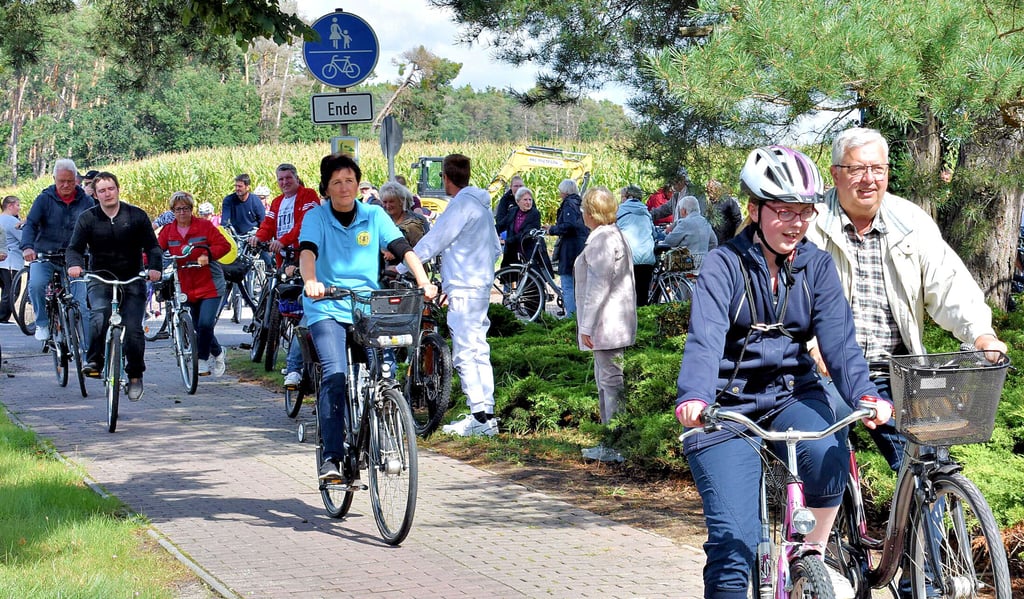 Mit einem Fahrradkorso machten sich Parchener und Wegbegleiter vom Ortseingang in Richtung Parchener Bockwindmühle auf, um dort mit einer Radweg-Party die Verbindung zwischen Parchen und Genthin zu begrüßen.