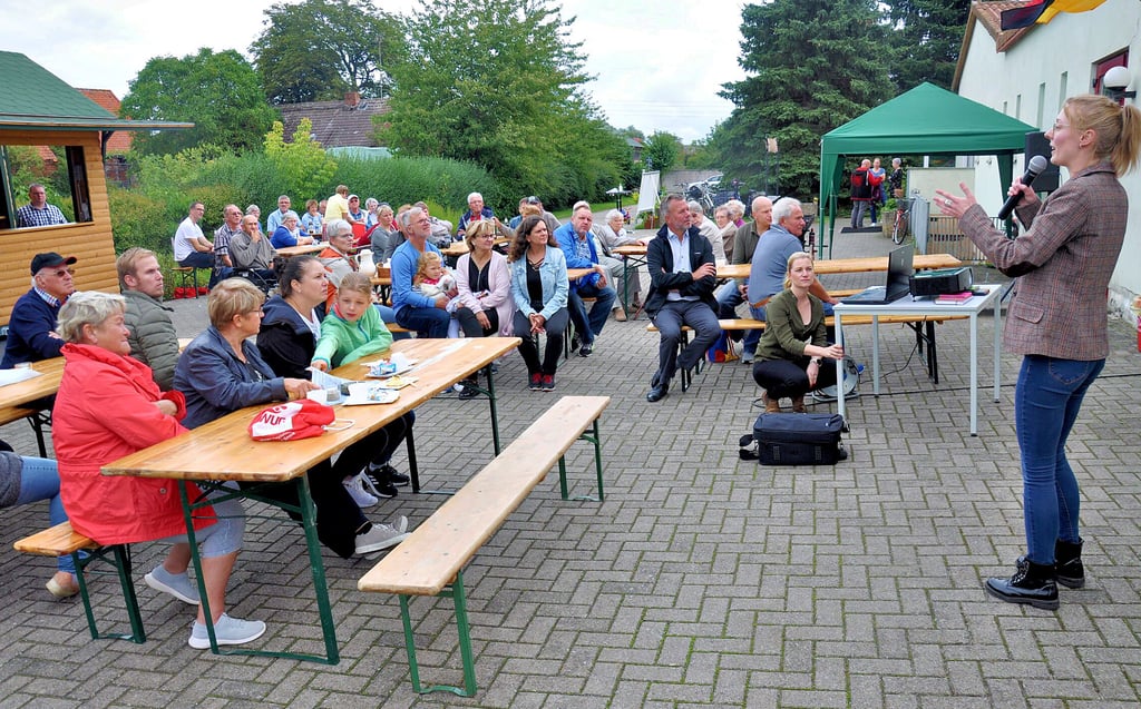 Gemeinsam mit Lisa Weigelt (zweite von rechts) stellte Carola Thomsen (rechts) Ballerstedtern die mobile Nahversorgung vor.