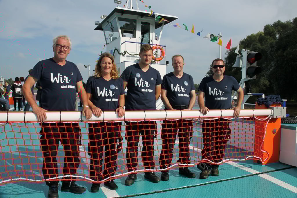 Auch das neue Fährteam auf der Elbfähre Ferchland-Grieben trug Shirts mit dem Aufdruck "Wir sind Fähre"